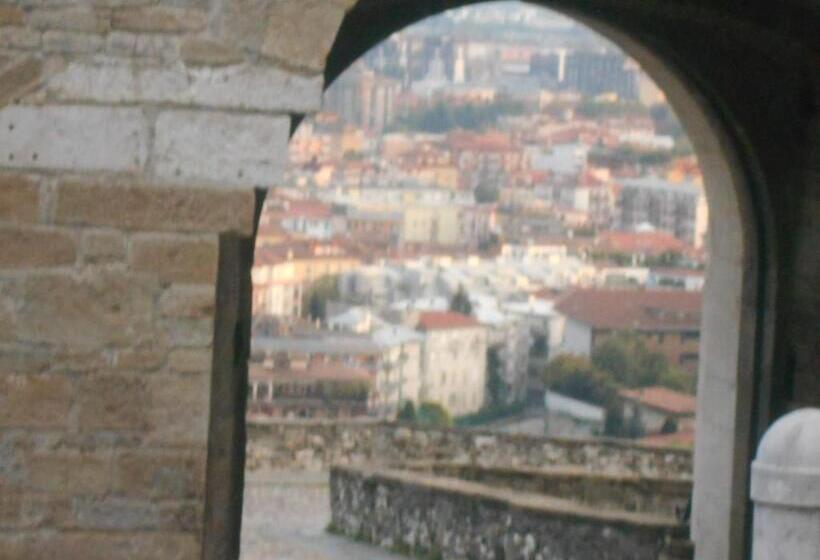 تختخواب و صبحانه Jackie O' A La Maison