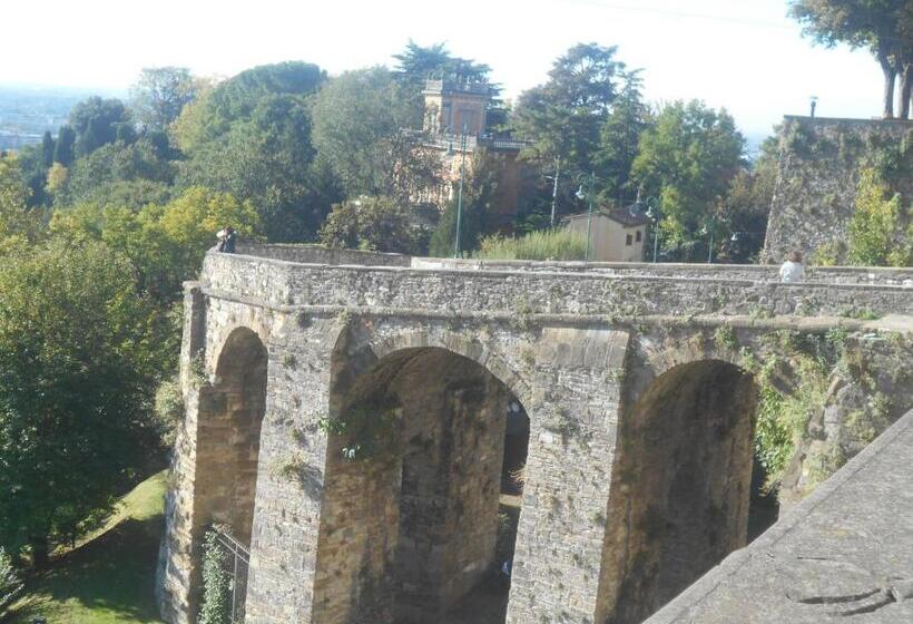 تختخواب و صبحانه Jackie O' A La Maison