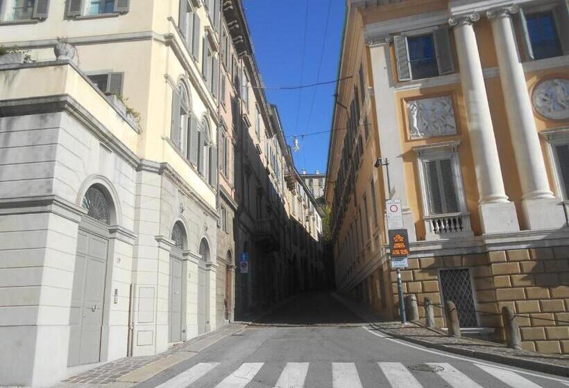 تختخواب و صبحانه Jackie O' A La Maison