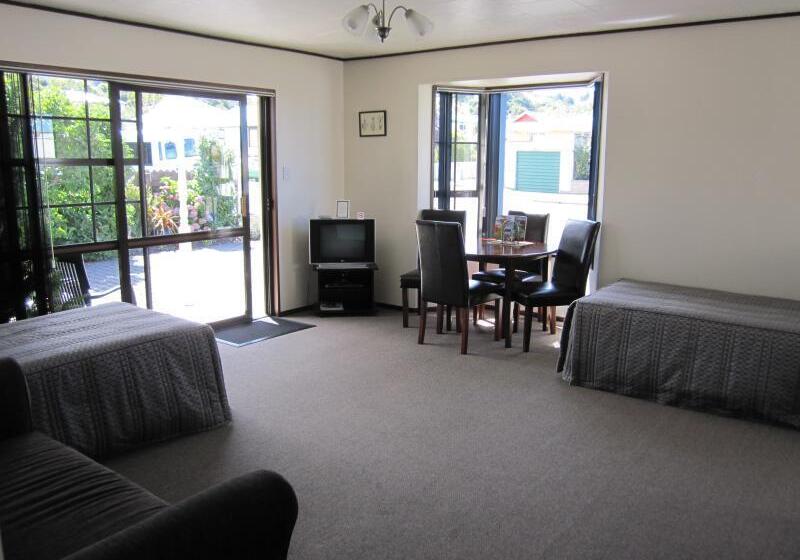 Aaa Thames Court Motel