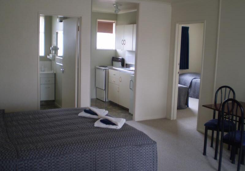 Aaa Thames Court Motel