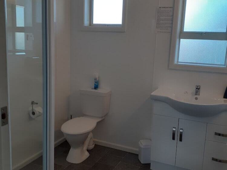 Aaa Thames Court Motel