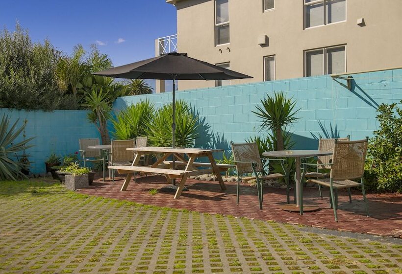 فندق على الطريق Albert Number 6