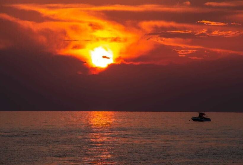 Отель As Queen Beach