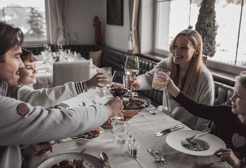 Отель Continental Dolomites