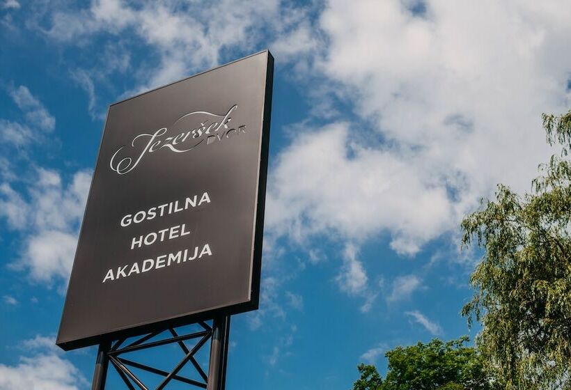 هتل Dvor Jezersek Brnik