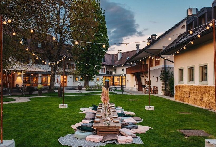 هتل Dvor Jezersek Brnik