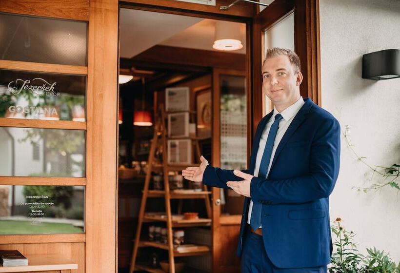 هتل Dvor Jezersek Brnik