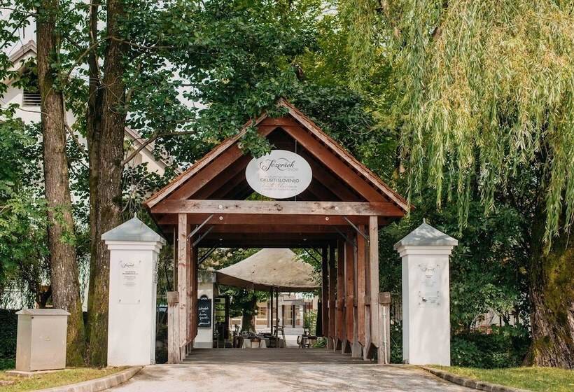 هتل Dvor Jezersek Brnik