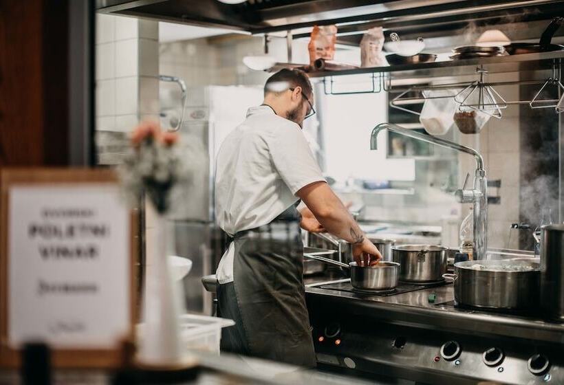 هتل Dvor Jezersek Brnik