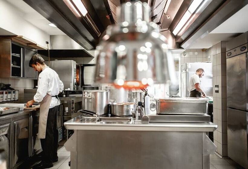 هتل Dvor Jezersek Brnik