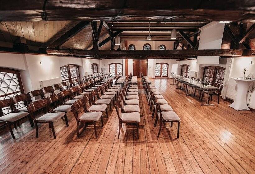 هتل Dvor Jezersek Brnik