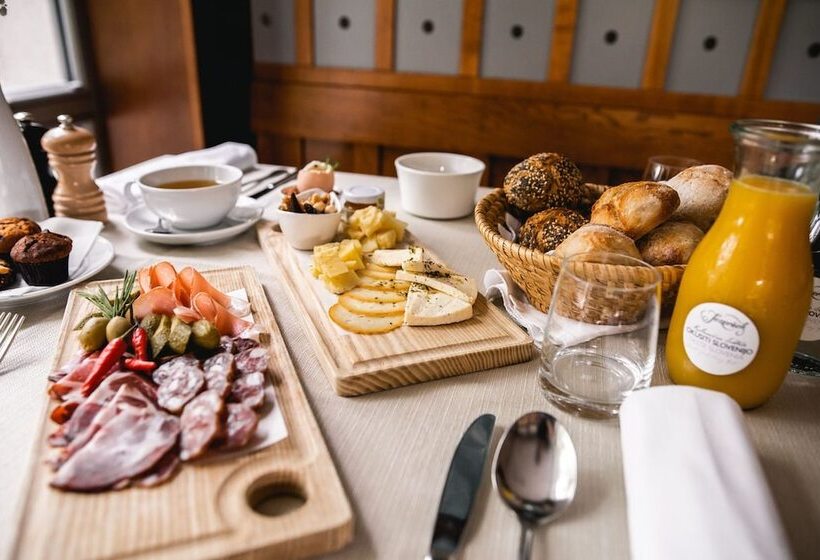 هتل Dvor Jezersek Brnik