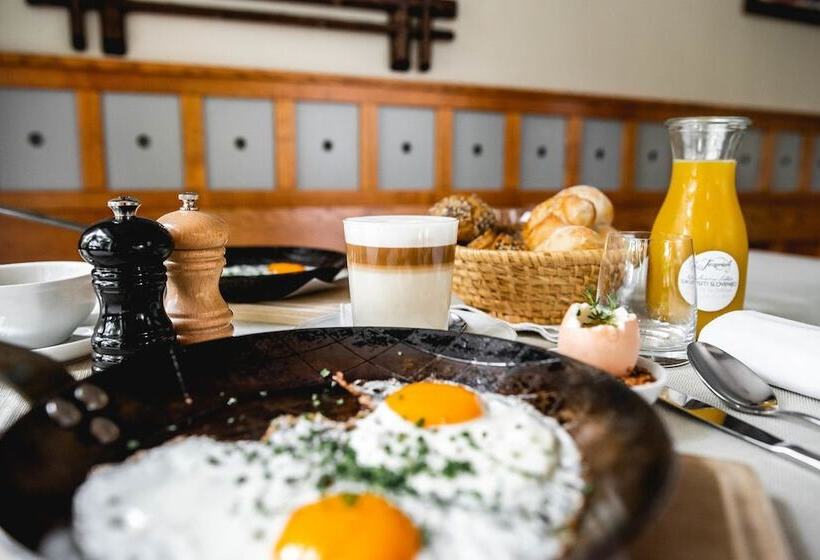 هتل Dvor Jezersek Brnik