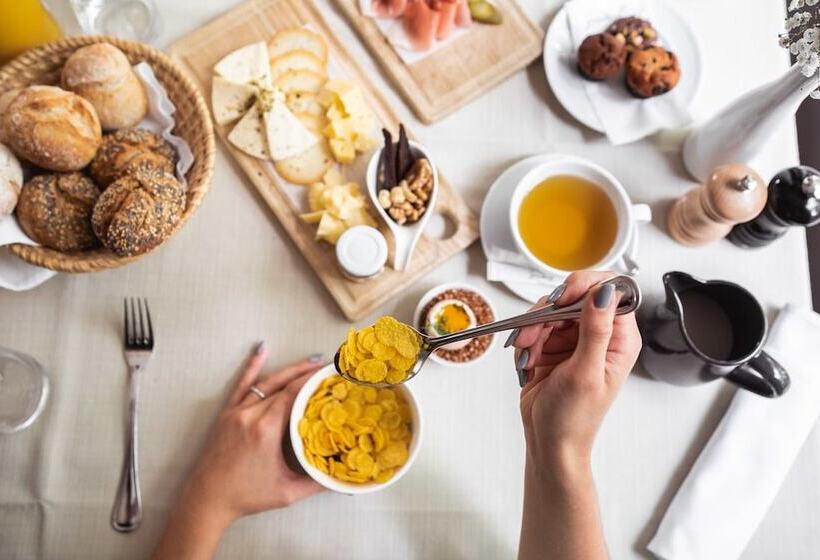 هتل Dvor Jezersek Brnik