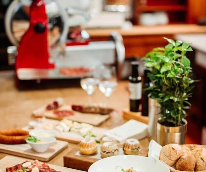 هتل Dvor Jezersek Brnik