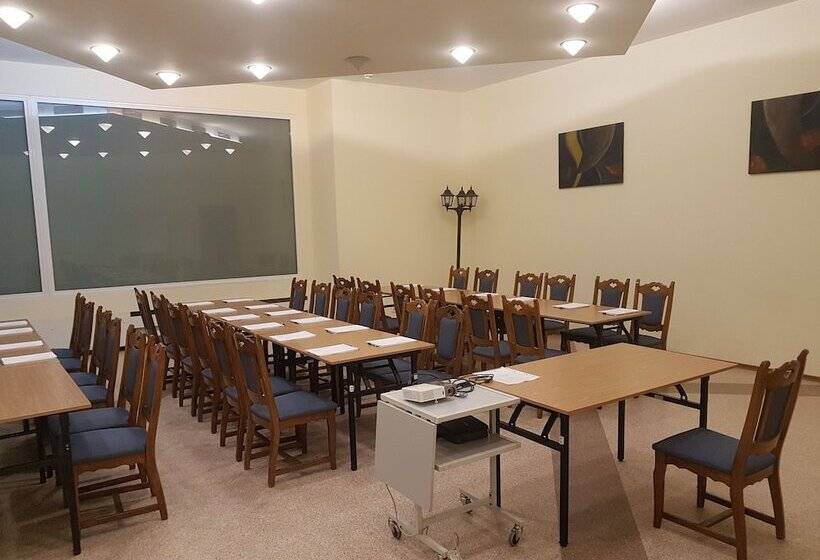 Отель Gromada Pila