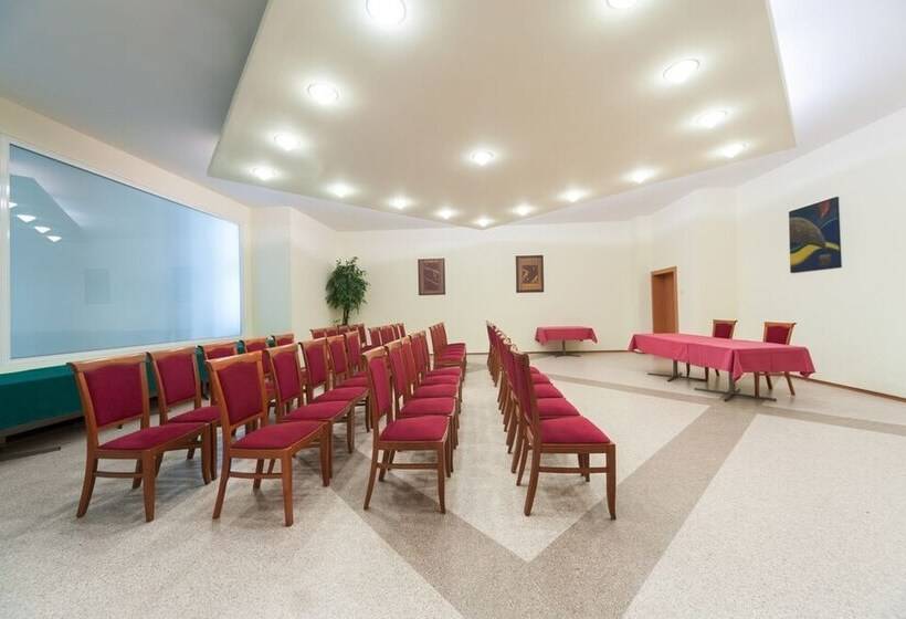 Отель Gromada Pila