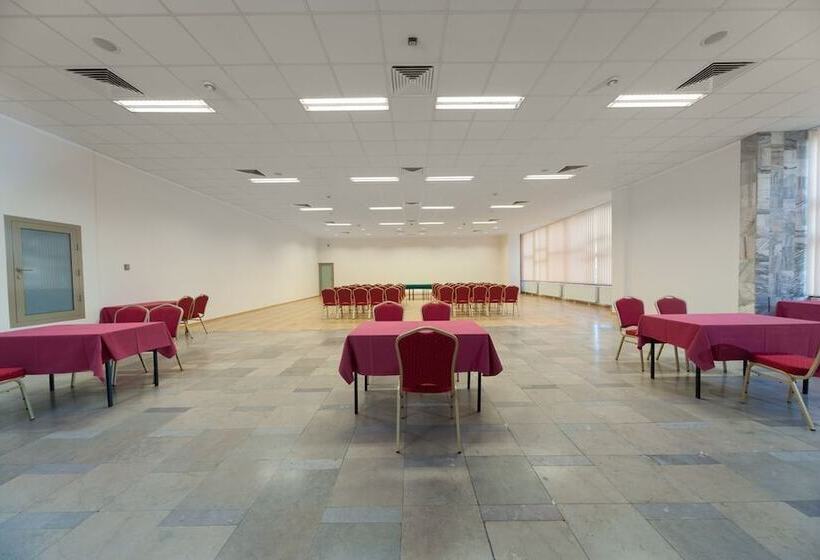 Отель Gromada Pila