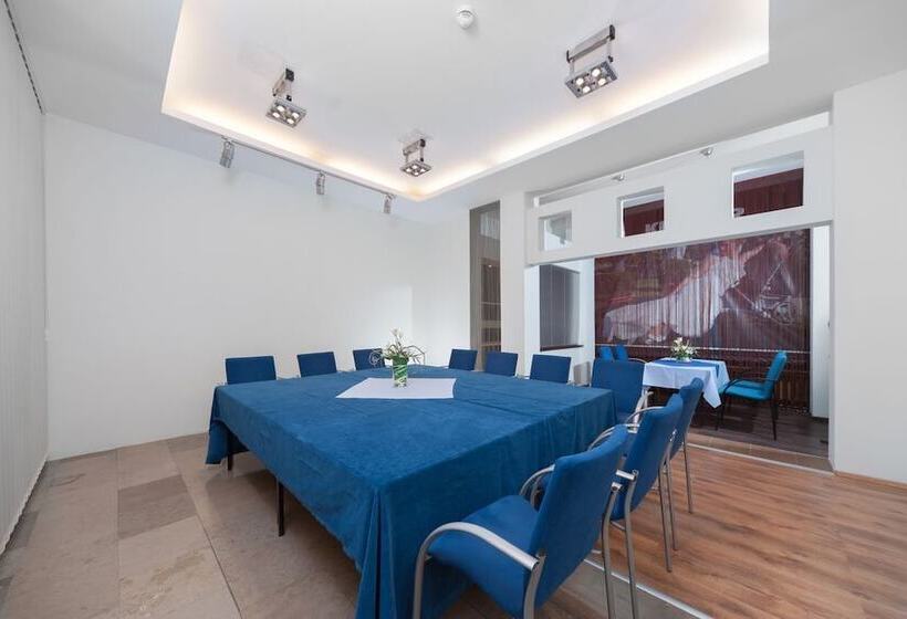 Отель Gromada Pila