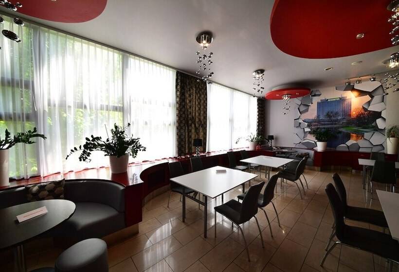 Отель Gromada Pila