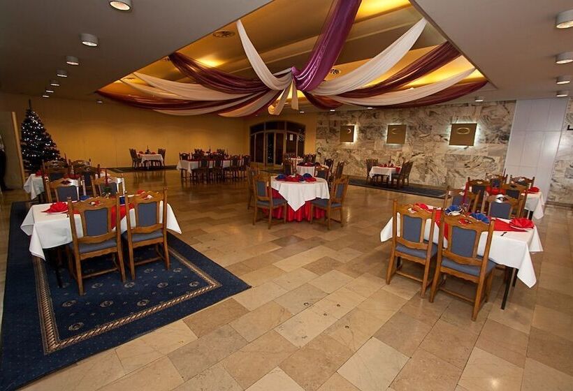 Отель Gromada Pila