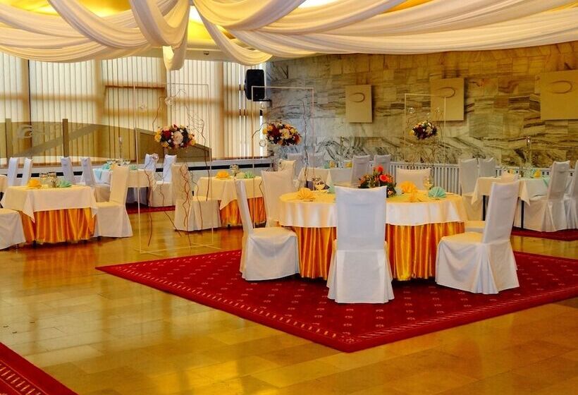 Отель Gromada Pila