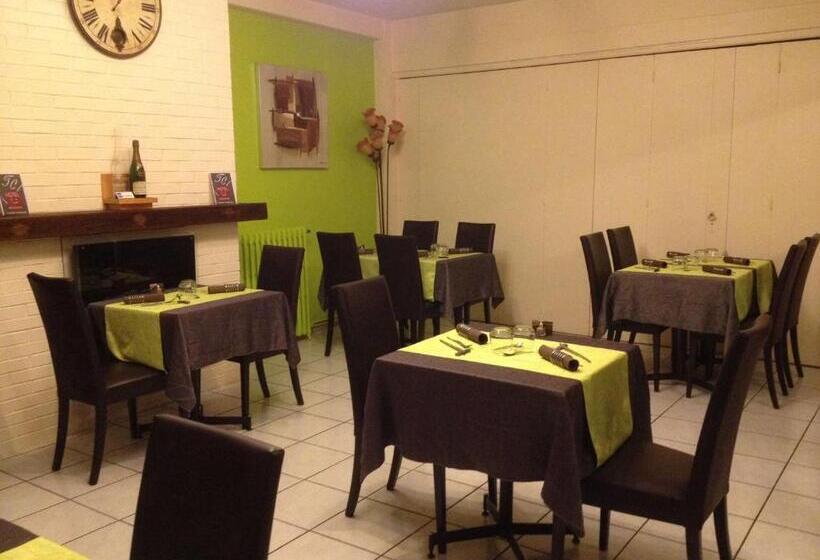 ホテル La Tour De Crecy