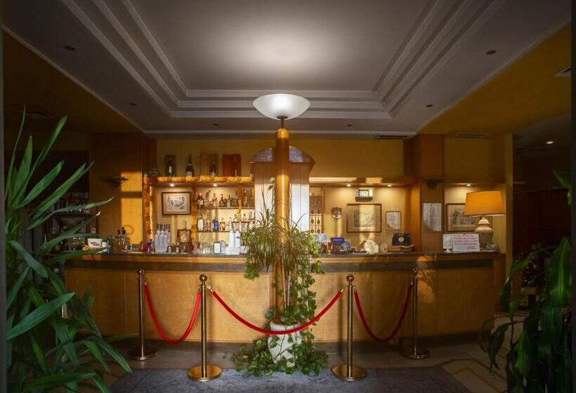 هتل Lory & Ristorante Ferraro