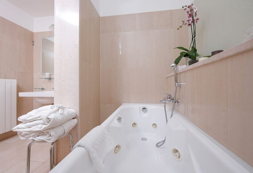 Отель Michelangelo