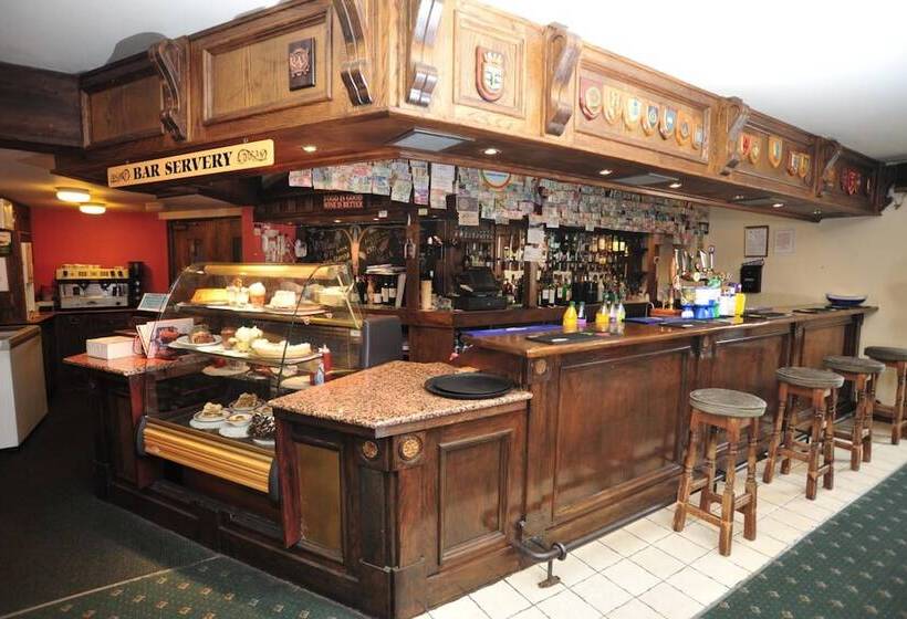 هتل Oaklands Lodge