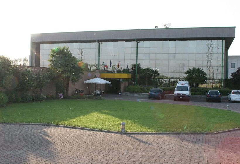 فندق Orzi