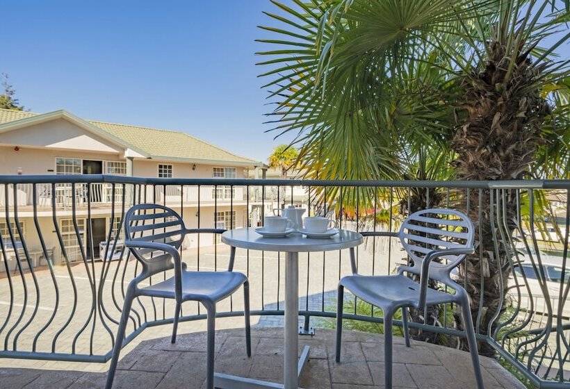 Отель Silver Fern Rotorua Suites & Spa