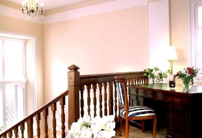 Отель Villa La Chêneraie