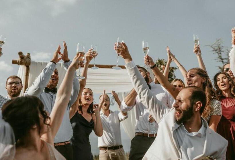 استراحتگاه Château Mosmieri Hotel & Winery