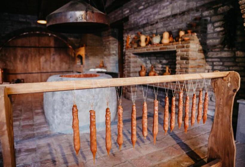 استراحتگاه Château Mosmieri Hotel & Winery