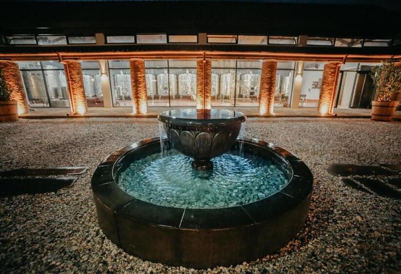 استراحتگاه Château Mosmieri Hotel & Winery