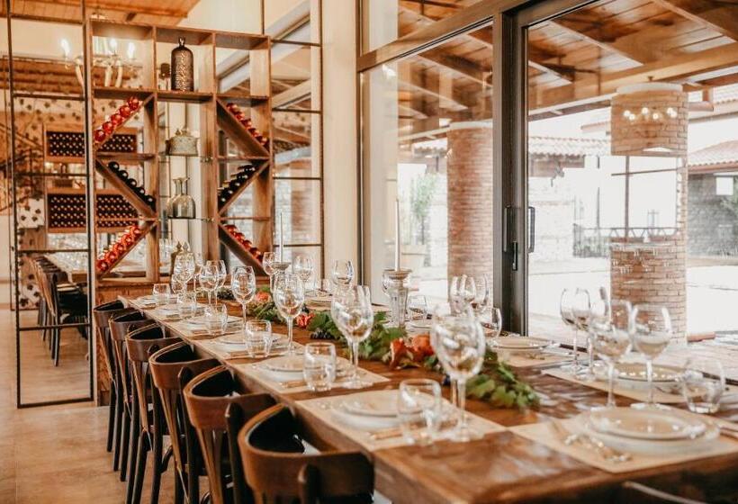 استراحتگاه Château Mosmieri Hotel & Winery