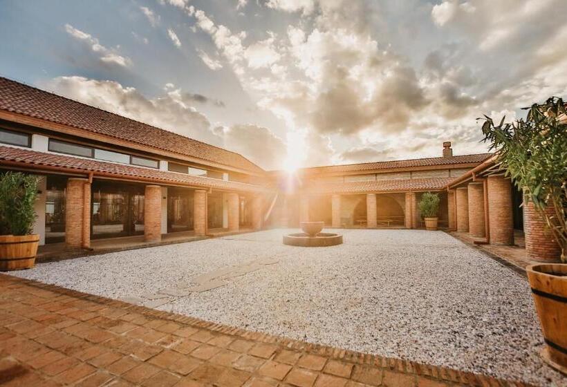 استراحتگاه Château Mosmieri Hotel & Winery