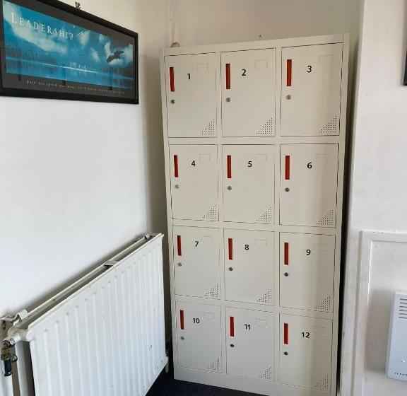 هاستل Lakeside Backpackers