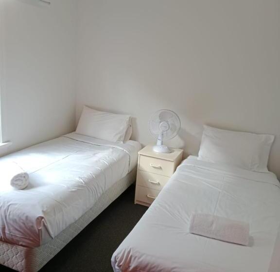 هاستل Lakeside Backpackers