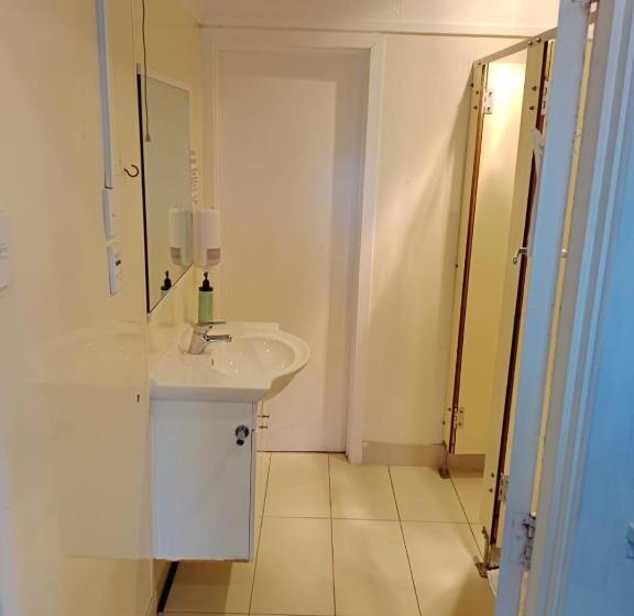 هاستل Lakeside Backpackers