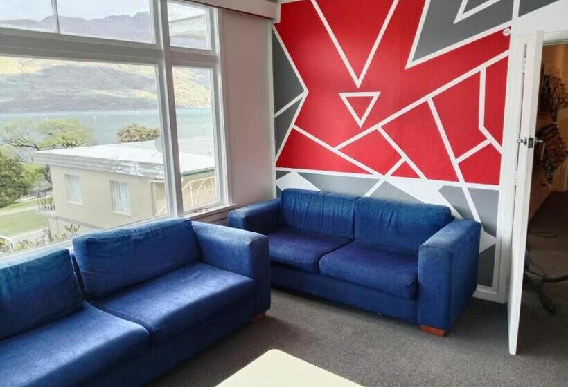 هاستل Lakeside Backpackers