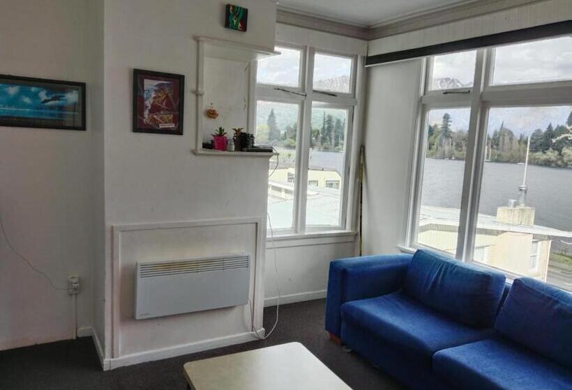 هاستل Lakeside Backpackers