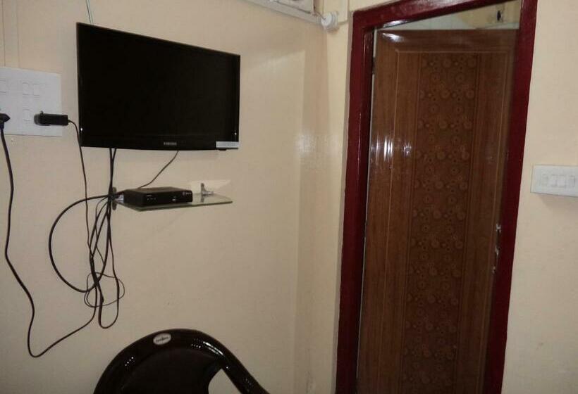 Отель Economical Rooms In Police Bazar