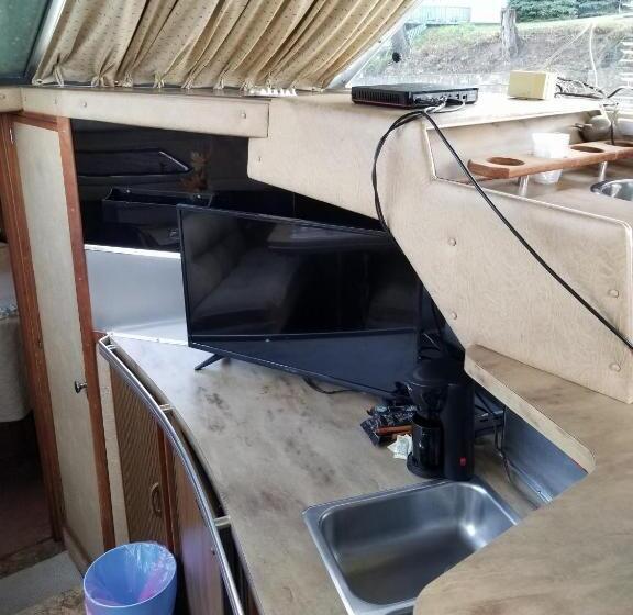 Hills Motel & Marina