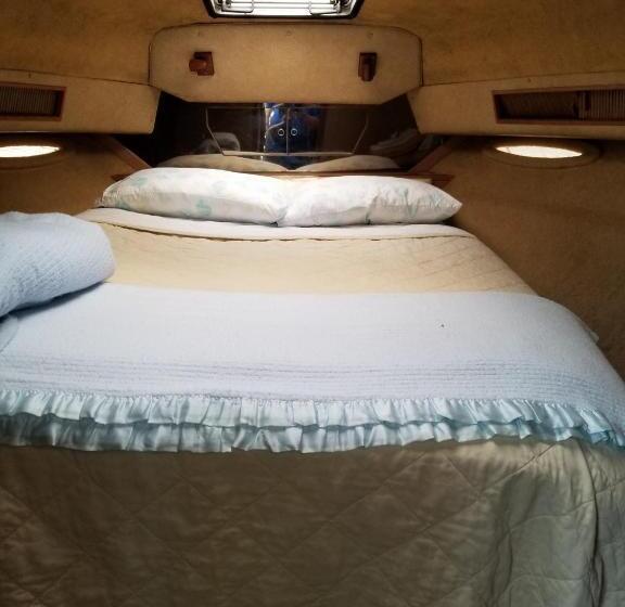 Hills Motel & Marina