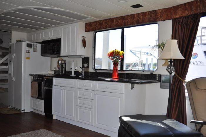 Hills Motel & Marina