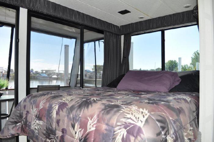 Hills Motel & Marina