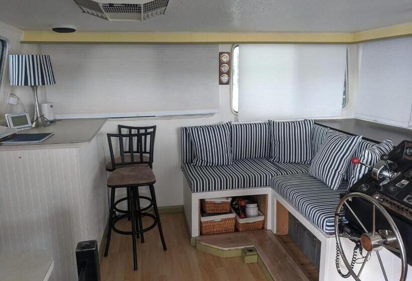 Hills Motel & Marina